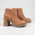 Bota corta de cuero, taco alto, color suela, modelo Kale de Las Boleras.