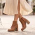 Bota corta de cuero, taco alto, color suela, modelo Kale de Las Boleras.