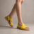 Sandalia de cuero color amarillo. Modelo Kimi de Las Boleras.