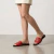 Sandalia flat de cuero color rojo. Modelo Kurt de Las Boleras.