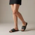 Sandalia flat de cuero color negro. Modelo Kurt de Las Boleras.