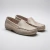 Mocasín de cuero cosido color beige. Modelo Luca de Las Boleras.