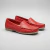 Mocasín de cuero cosido color rojo. Modelo Luca de Las Boleras.