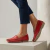 Mocasín de cuero cosido color rojo. Modelo Luca de Las Boleras.