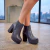 Bota de cuero con elásticos color negro, modelo Manu de Las Boleras.