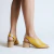 Sandalia de cuero color amarillo. Modelo Nacho de Las Boleras.