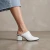Zueco de cuero color blanco. Modelo Nanami de Las Boleras.