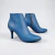 Botineta de cuero corta con cierre lateral color azul. Modelo Viko de Las Boleras.