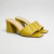 Zueco de cuero con detalles de costura color mostaza. Modelo Yara de Las Boleras.