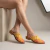 Mule de cuero tejido color amarillo con naranja. Modelo Yuri de Las Boleras.