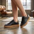 Zapatillas de cuero color negro con grabado de arabezcos modelo Zach de Las Boleras.