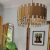 Lámpara colgante de diseño elegante con caireles de vidrio en un ambiente interior contemporáneo.