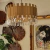 Lámpara colgante de diseño elegante con caireles de vidrio en un ambiente interior, rodeada de decoración artística.