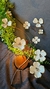 Aplique de pared INFANCIA con diseño de flores blancas y detalles metálicos, ideal para decoración de interiores.