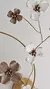 Aplique de pared INFANCIA con diseño de flores en tonos beige y blanco, con detalles dorados.