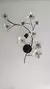 Aplique de pared de diseño floral con luces, decorado con flores blancas y detalles dorados.