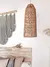 Lámpara colgante de hilo Kraft en un dormitorio con decoración bohemia.