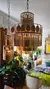 Lámpara LUCIERNAGA de 4 luces con caireles de hierro, decorativa y elegante, iluminando un ambiente moderno.