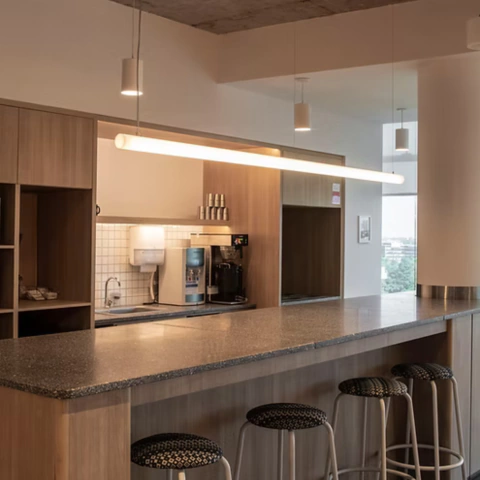 Lampara colgante tubo PUMA de acrílico cilindro led lineal minimalista para barra oficinas