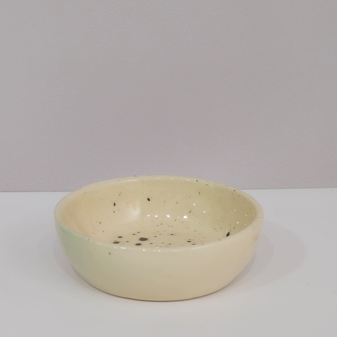 cuenco bowl chato ceramica artesanal a mano beige pintitas 