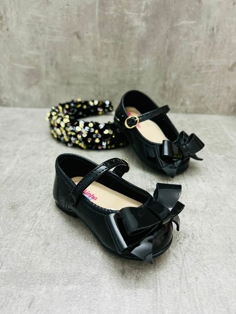 GUILLERMINA DE CHAROL NEGRA CON MOÑO 6234