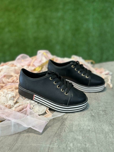 ZAPATILLA NAPA NEGRA RAYAS 6879