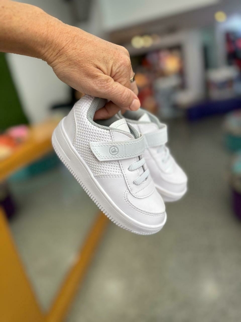 ZAPATILLA SKATE COLEGIAL BLANCA 7054 2439 7055