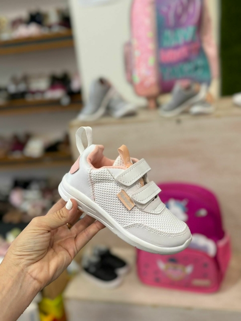 ZAPATILLA BLANCA CON ROSA ABROJO 7544