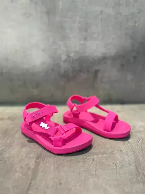 SANDALIA DE GOMA FUCSIA .7984 .8464