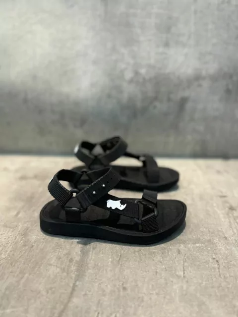 SANDALIA DE GOMA NEGRA .8464