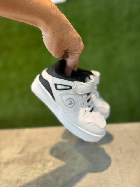 ZAPATILLA DEPORTIVA BLANCA CON NEGRO .8129 .8336