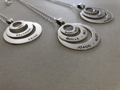 Dije 3 Círculos Concentricos Con Nombres y Cadena de Plata personalizados - comprar online