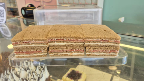 Sandwich triple de Jamon Crudo y Queso Pan Negro - comprar online