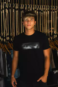 REMERA BE DIFERENT (JOREDIF)