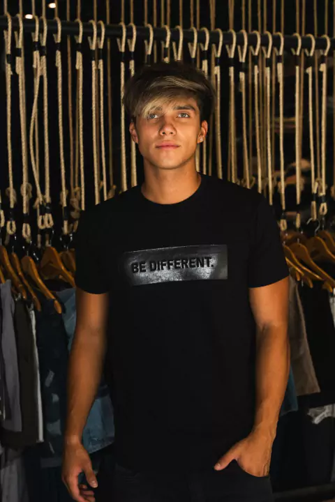 REMERA BE DIFERENT (JOREDIF)