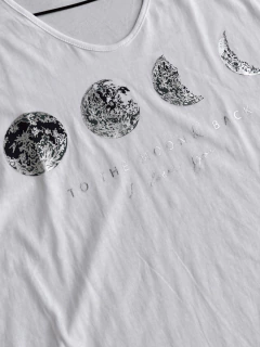 REMERA TO THE MOON en internet