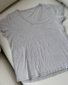 REMERA CON STRASS ANDER