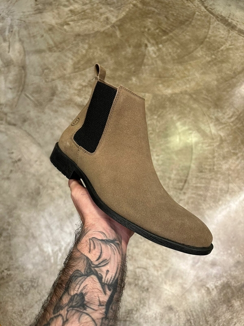 Botina Escrete Areia Camurça com detalhes Preto Masculina 777