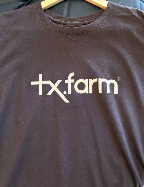 CAMISETA MASCULINA TEXAS FARM - CM258 - MARROM CAFÉ com LOGO BEGE