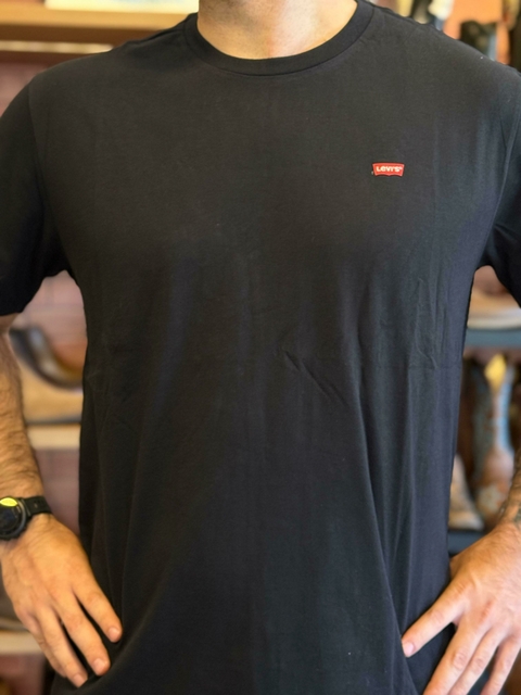 Camiseta Levis Masculina Preta com Logo Pequena - comprar online