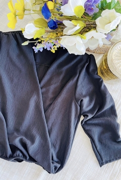 Blusa cruzada manga 3/4 crepe - Lola Dots 