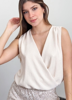 Imagen de Blusa cruzada sin mangas crepe foil -