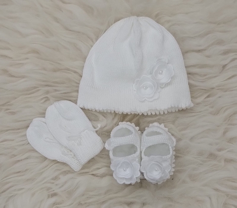 Conjunto de 3 peças para bebês, incluindo um gorro branco, luvas e sapatinhos, todos decorados com flores.