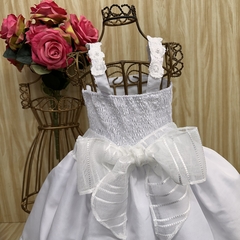 Vestido de festa infantil Kiara, branco, com alças e laço grande na cintura.
