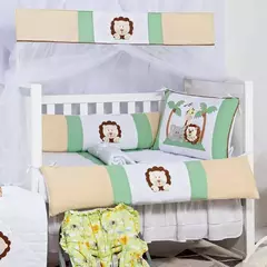 Kit berço Tiquinho com 9 peças em padrão americano, apresentando estampa de leões e outros animais em cores suaves.