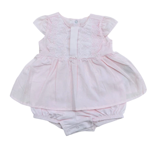 Macacão infantil rosa com detalhes em renda e mangas curtas.