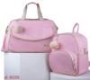 Conjunto de bolsa G e mochila na cor rosa, com pompons decorativos