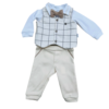 Conjunto Baby Paraiso composto por uma body branco de manga longa e colete xadrez com gravata borboleta, acompanhado de calças claras.