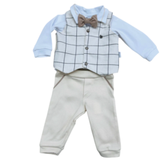 Conjunto Baby Paraiso composto por uma body branco de manga longa e colete xadrez com gravata borboleta, acompanhado de calças claras.