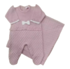Saída de maternidade Suri, um conjunto rosa com detalhes em laço e textura, composto por um macacão e um cobertor.